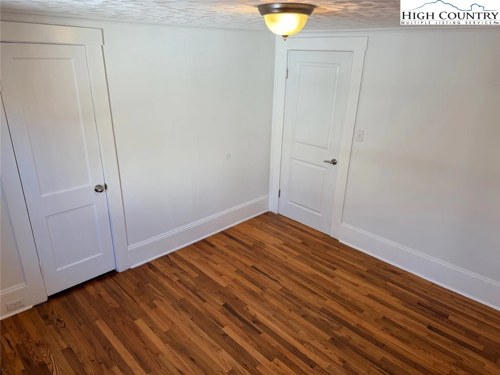 Image number 6 for the current listing