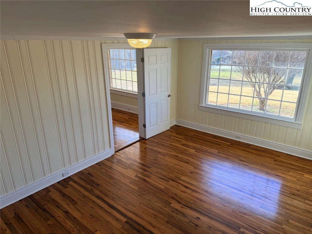 Image number 11 for the current listing