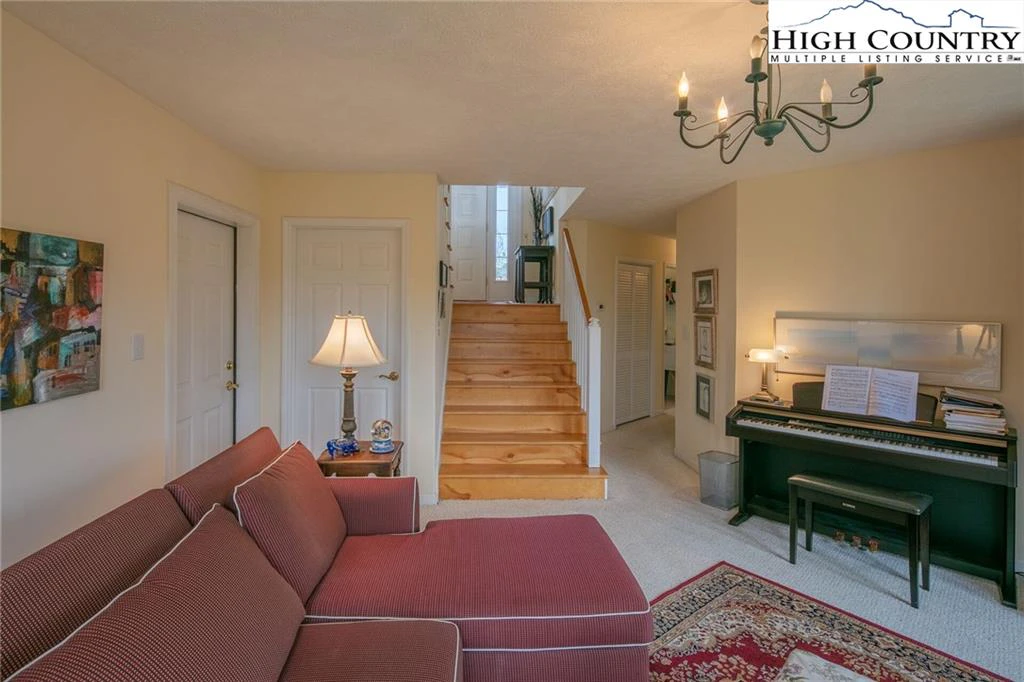 Image number 19 for the current listing