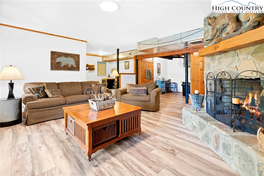 Image number 7 for the current listing