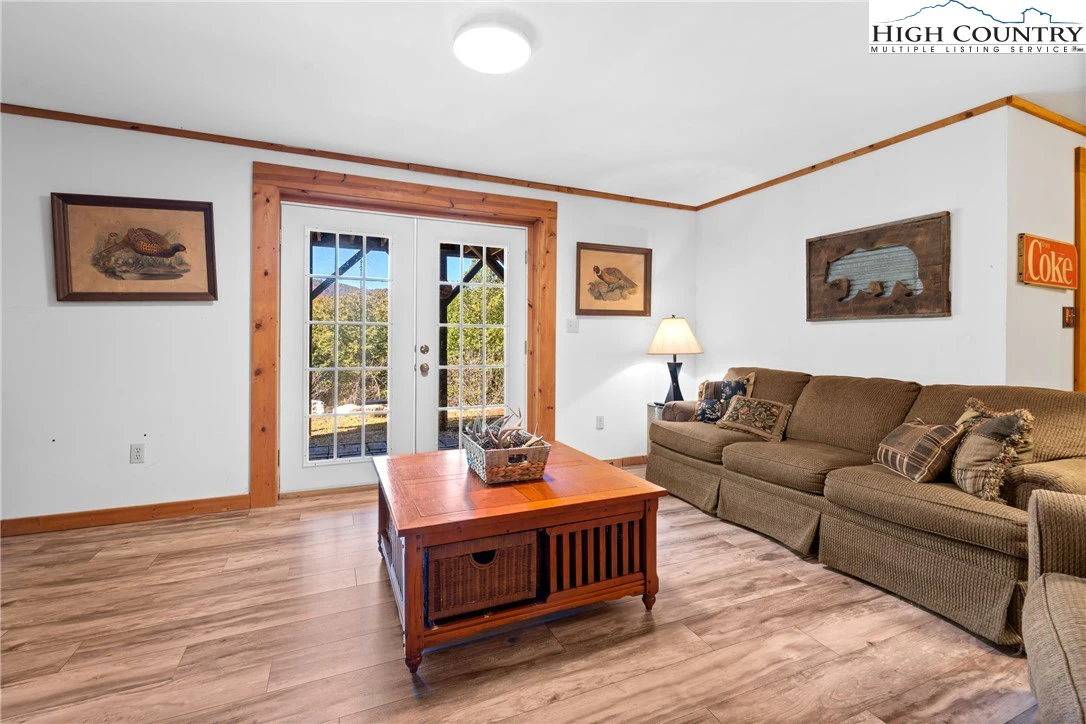 Image number 9 for the current listing