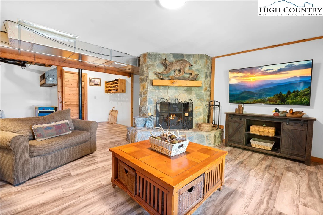 Image number 8 for the current listing