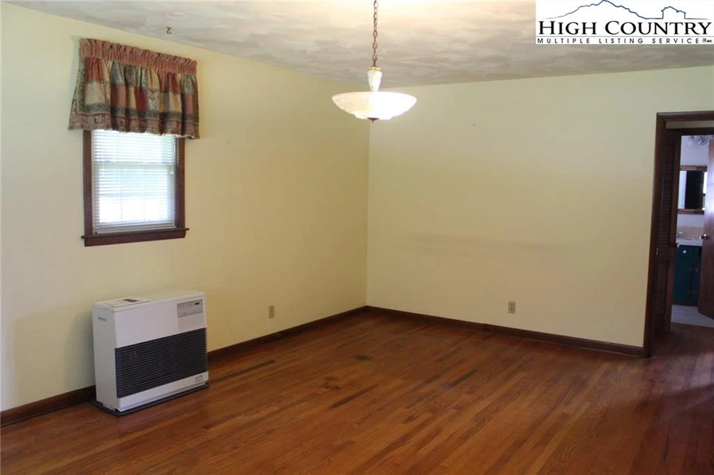 Image number 19 for the current listing