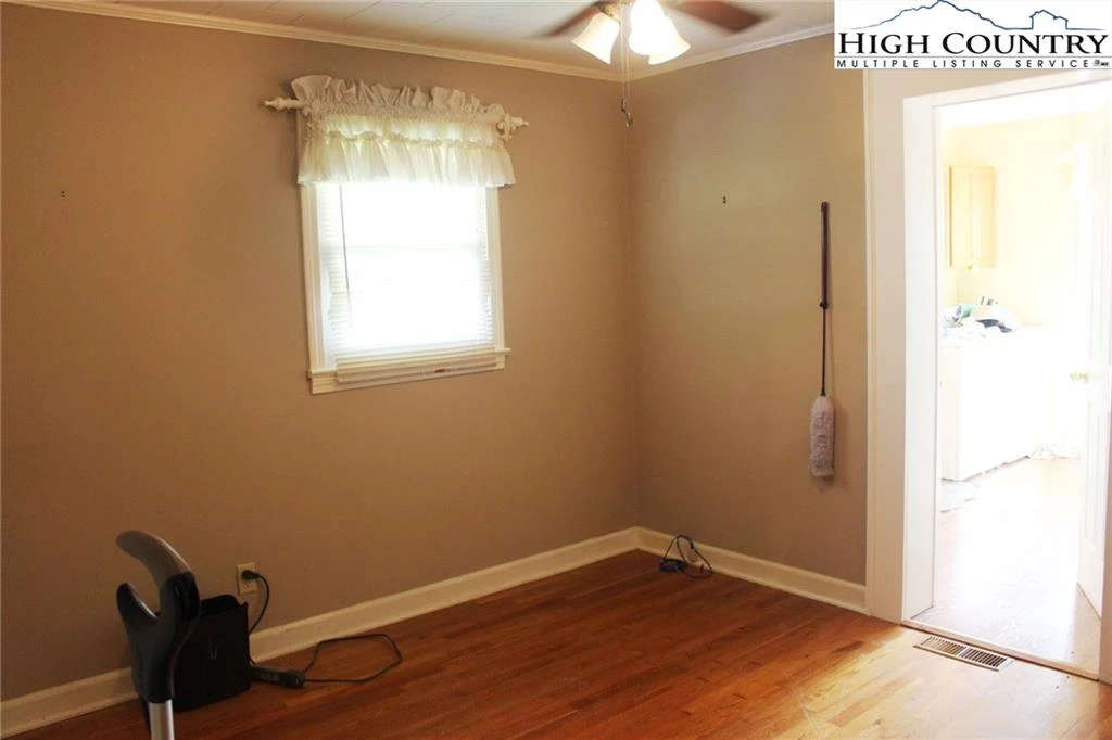 Image number 2 for the current listing