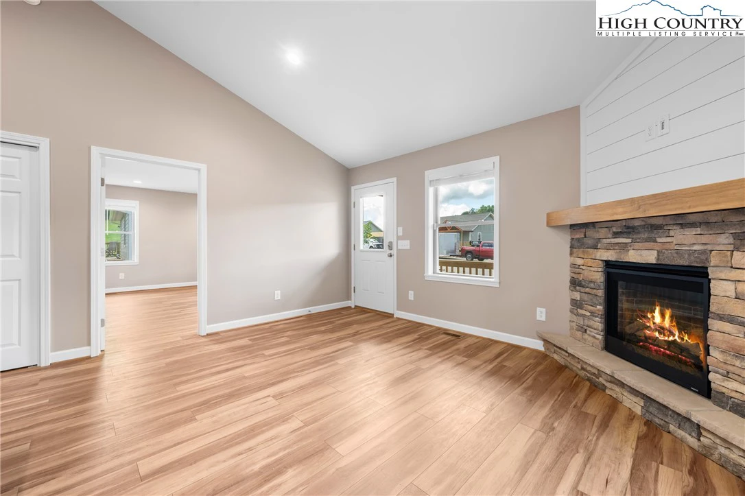 Image number 17 for the current listing