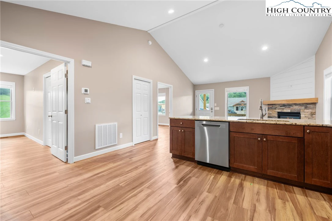 Image number 2 for the current listing