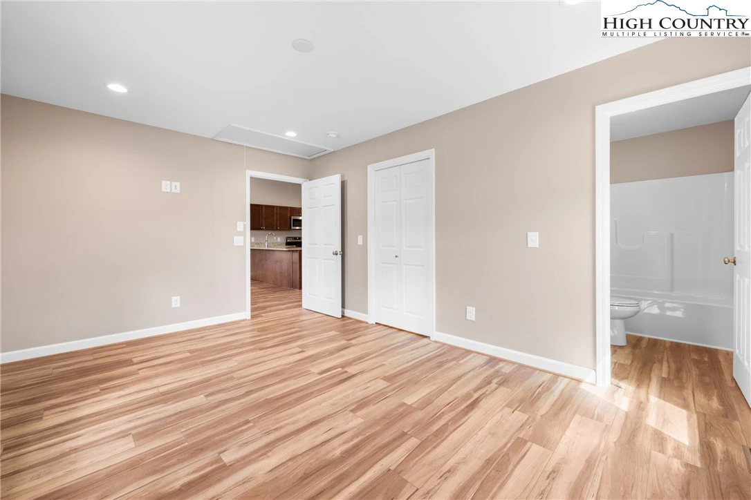 Image number 12 for the current listing