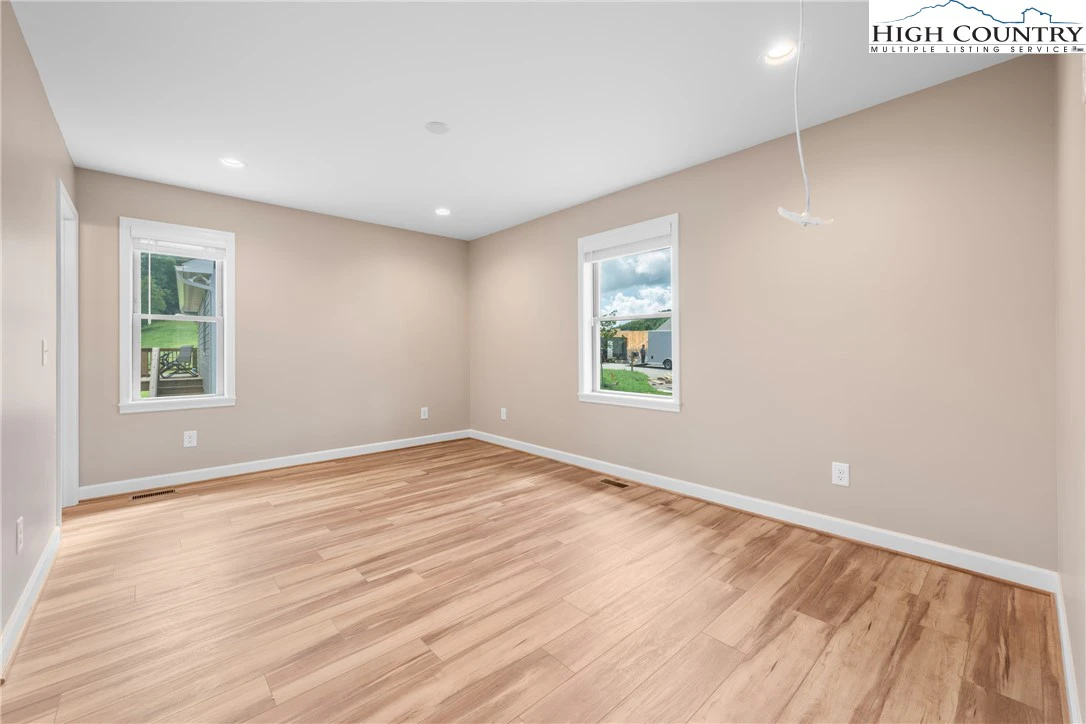 Image number 11 for the current listing