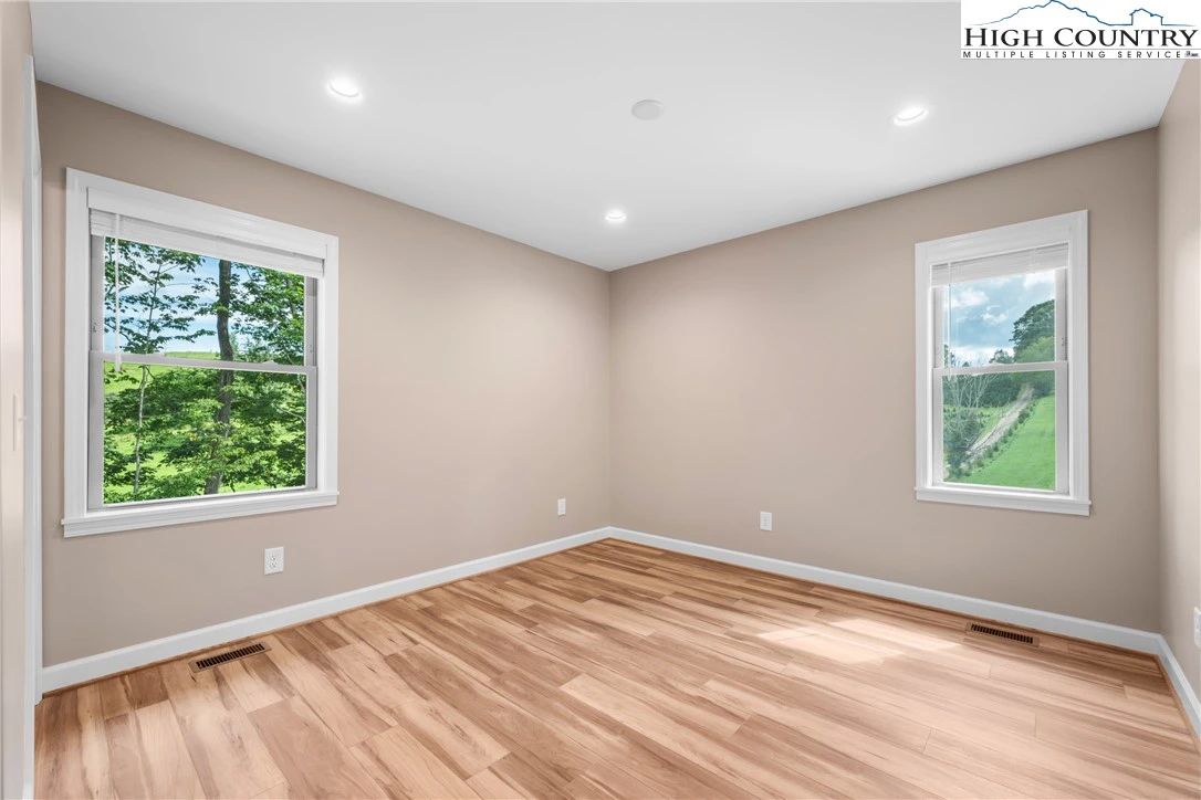 Image number 8 for the current listing