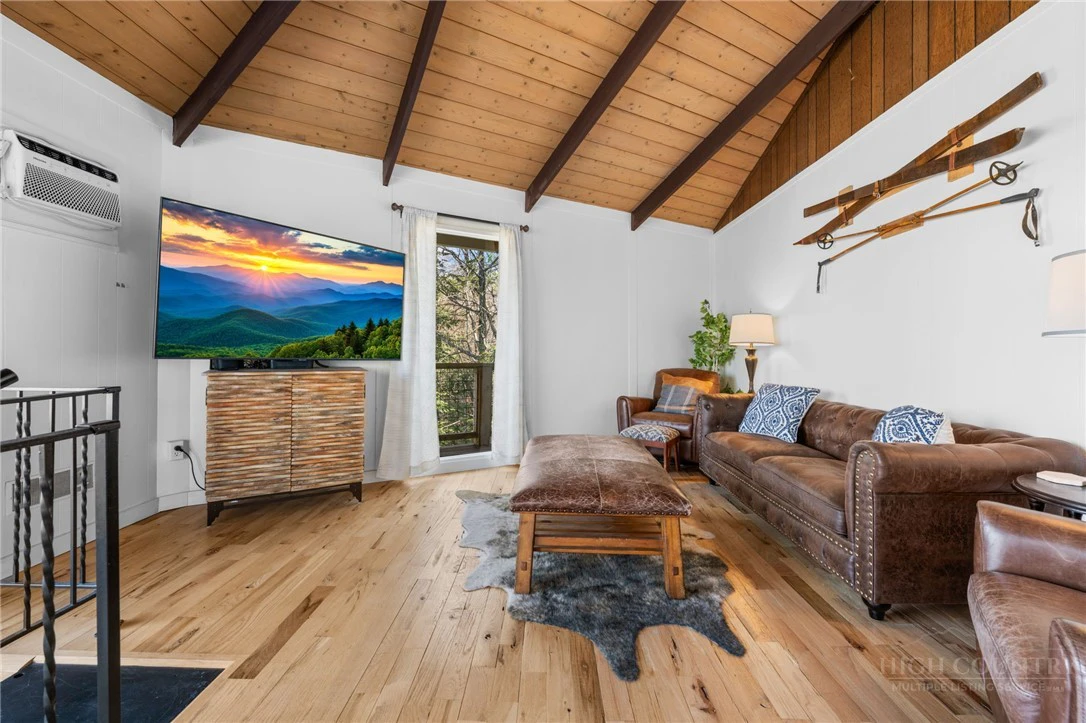 Image number 21 for the current listing
