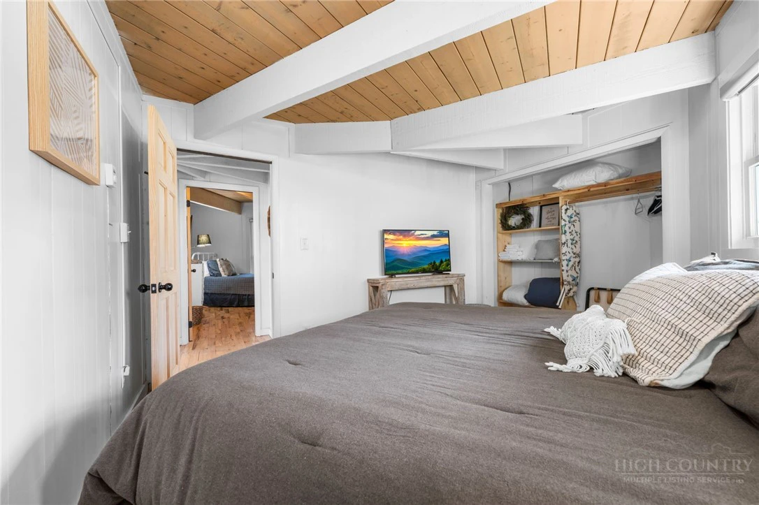 Image number 12 for the current listing