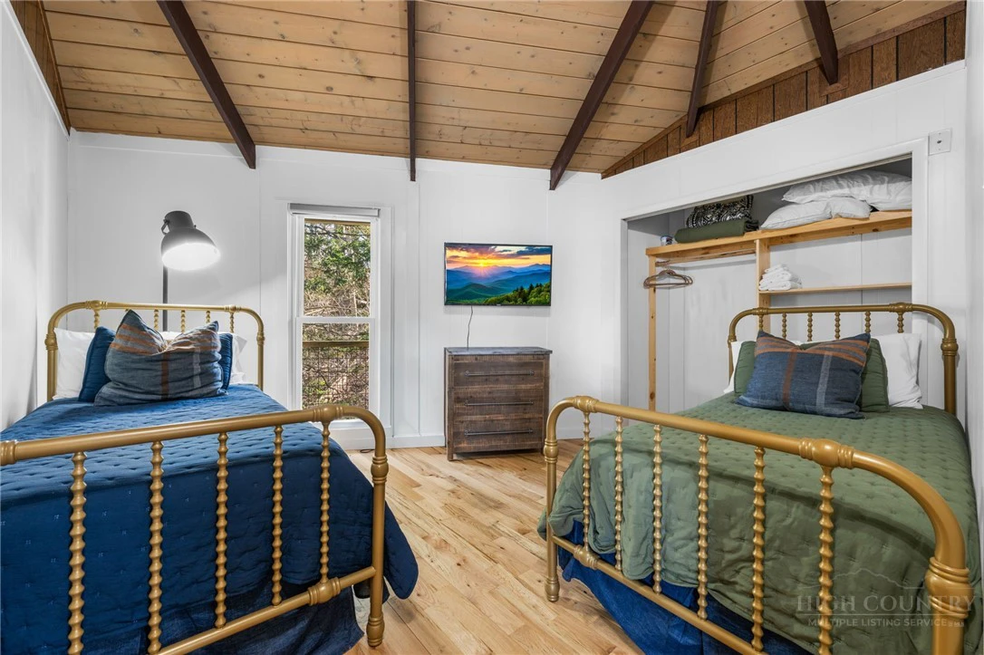 Image number 5 for the current listing