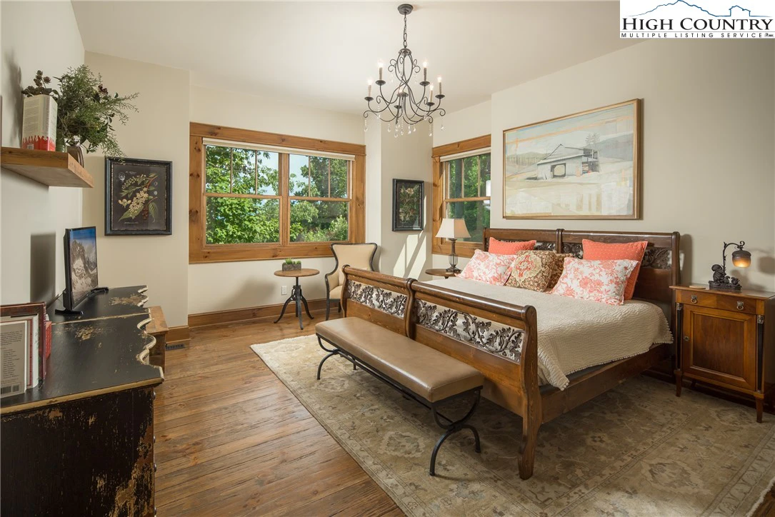 Image number 8 for the current listing