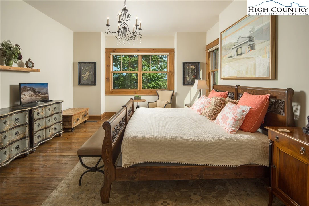 Image number 9 for the current listing