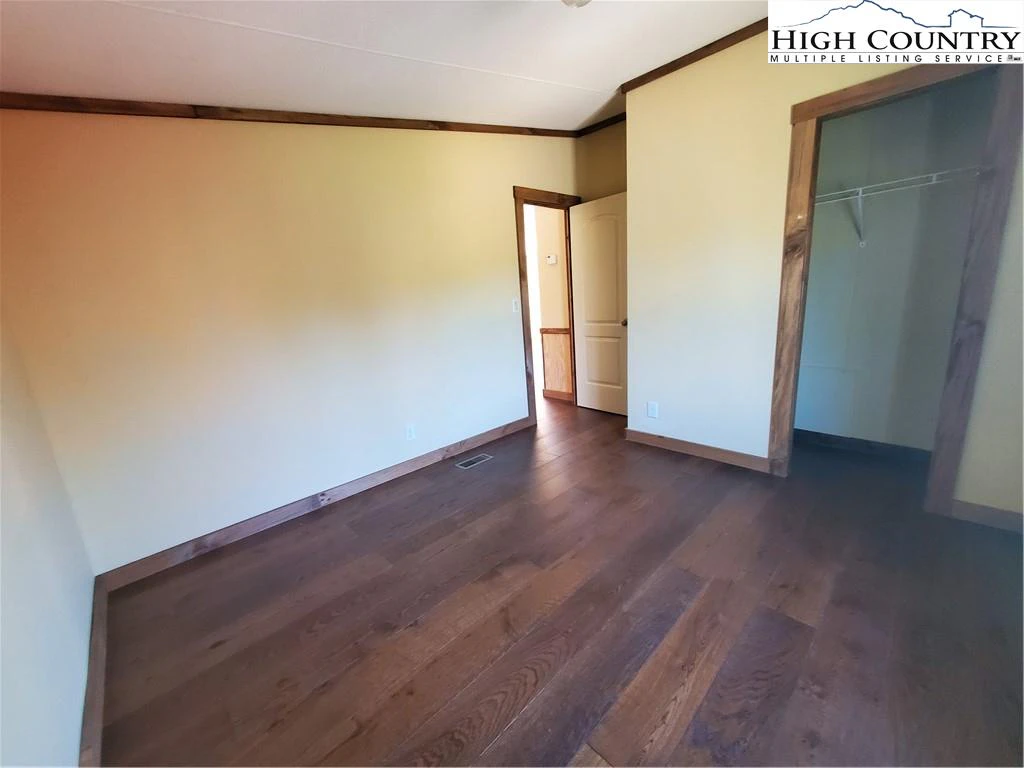 Image number 8 for the current listing