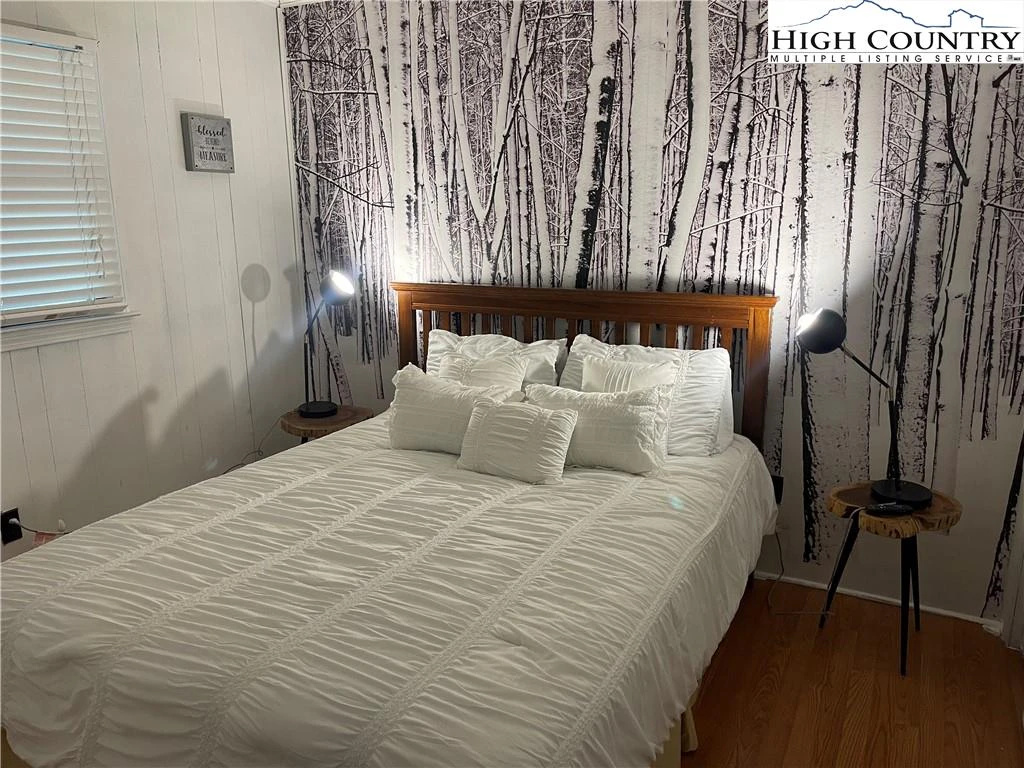 Image number 1 for the current listing