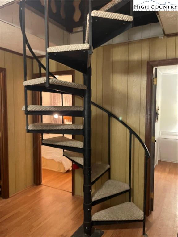 Image number 13 for the current listing