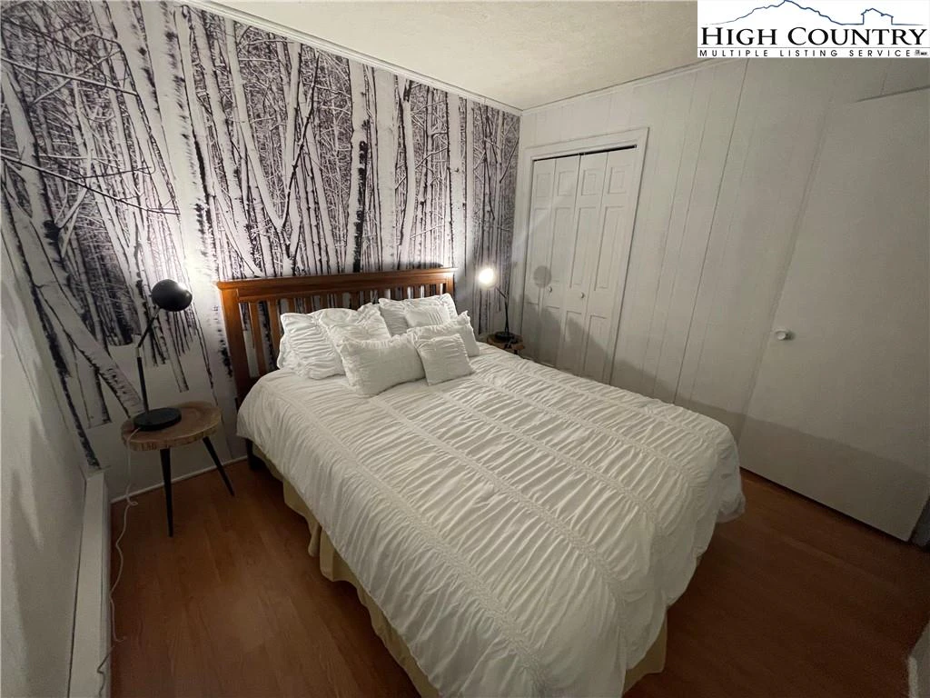 Image number 11 for the current listing