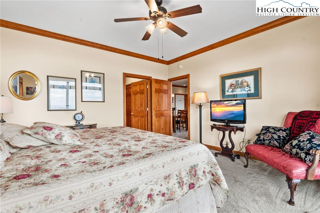 Image number 4 for the current listing