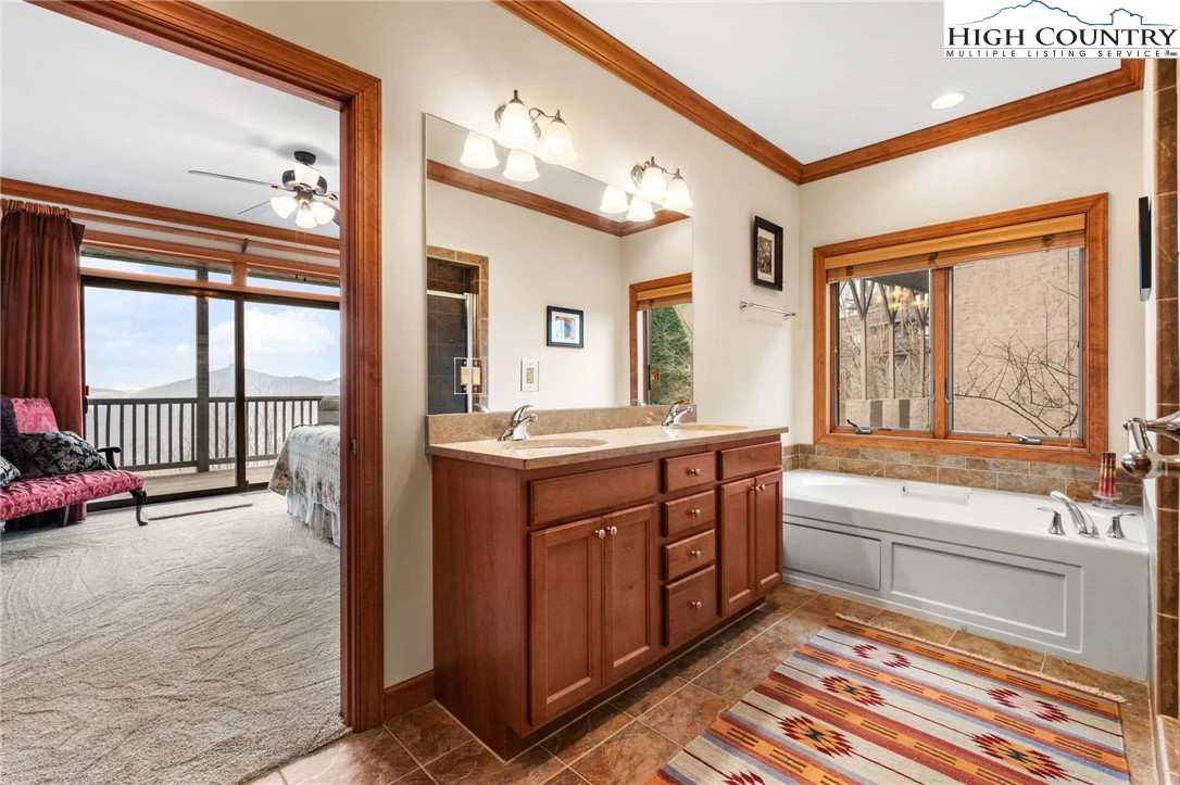 Image number 7 for the current listing