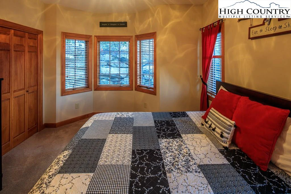 Image number 4 for the current listing