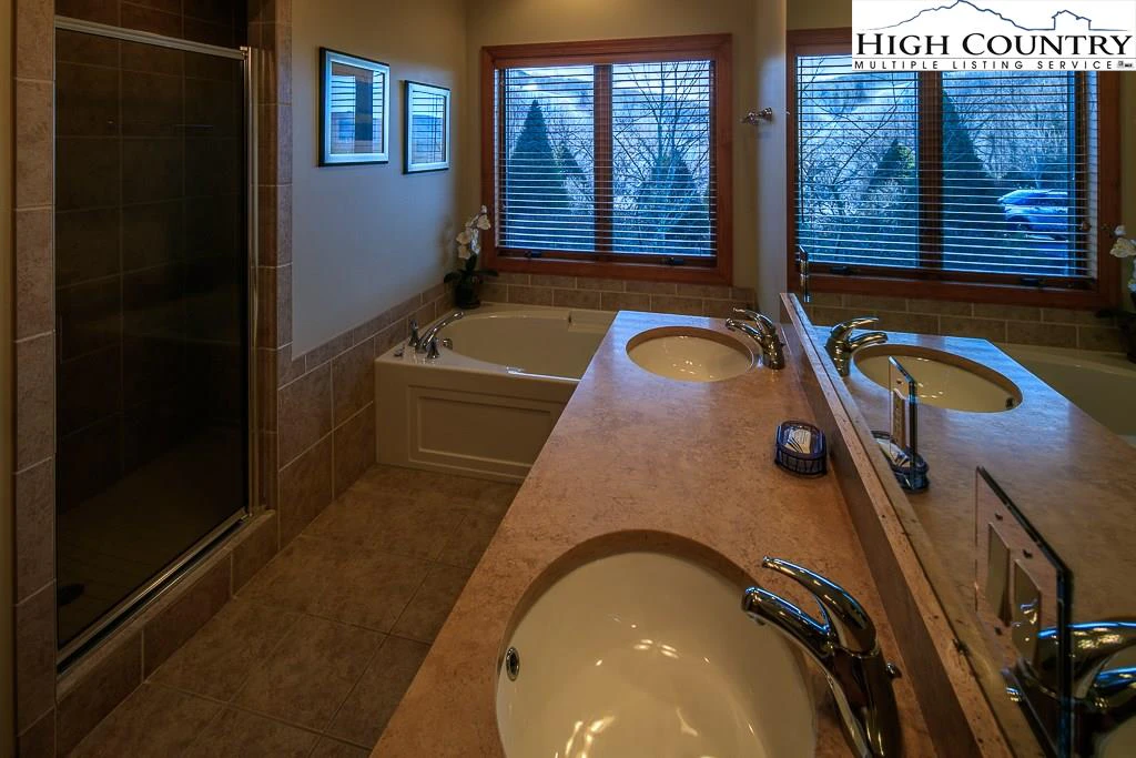 Image number 2 for the current listing