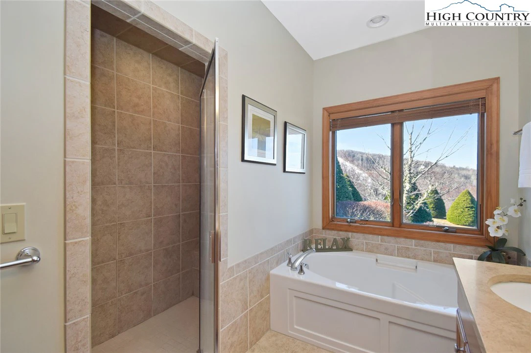 Image number 16 for the current listing