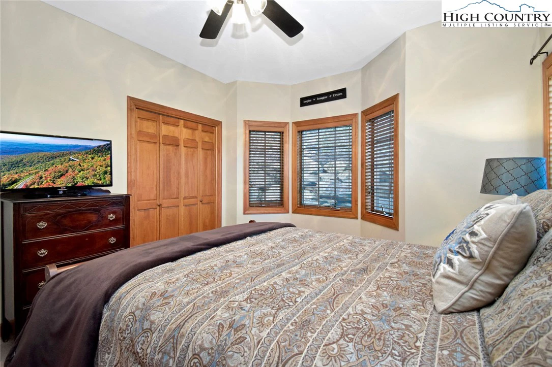 Image number 18 for the current listing