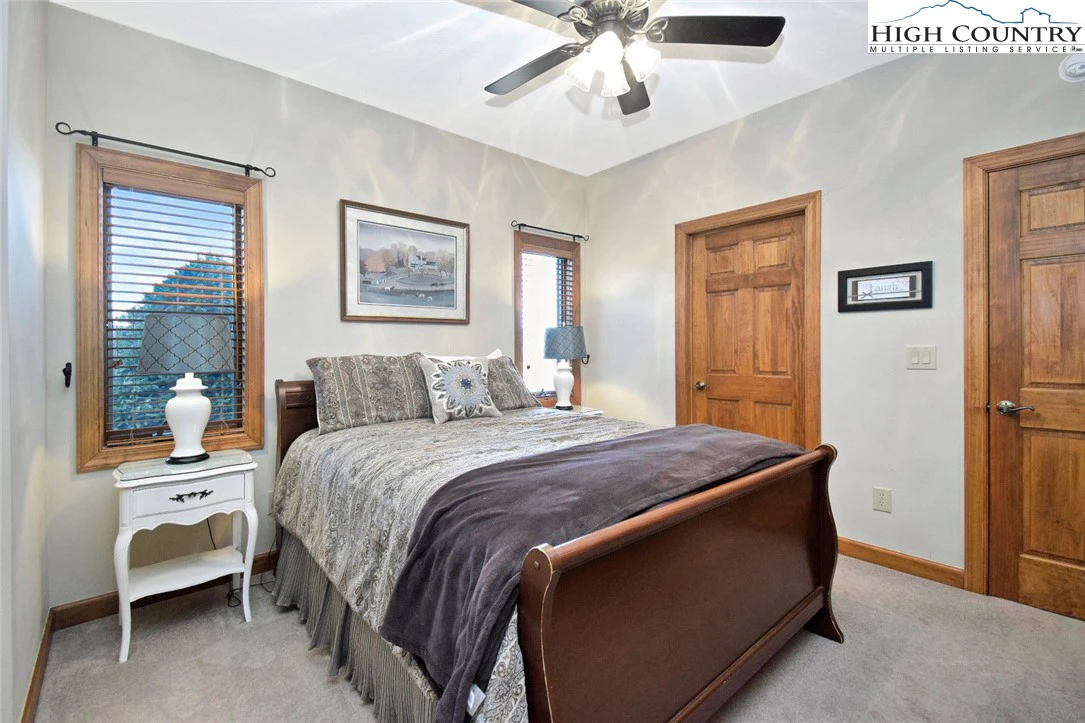 Image number 19 for the current listing