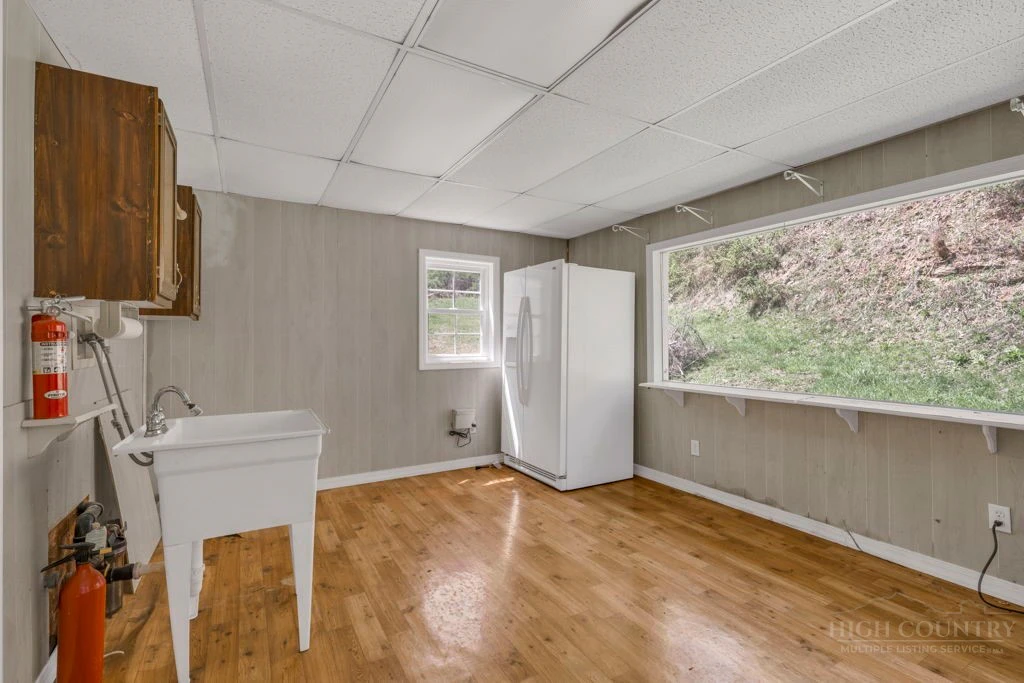 Image number 3 for the current listing