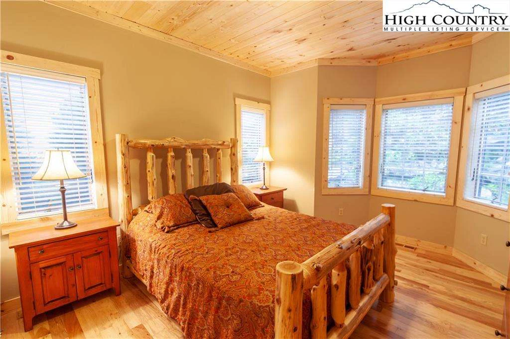 Image number 3 for the current listing