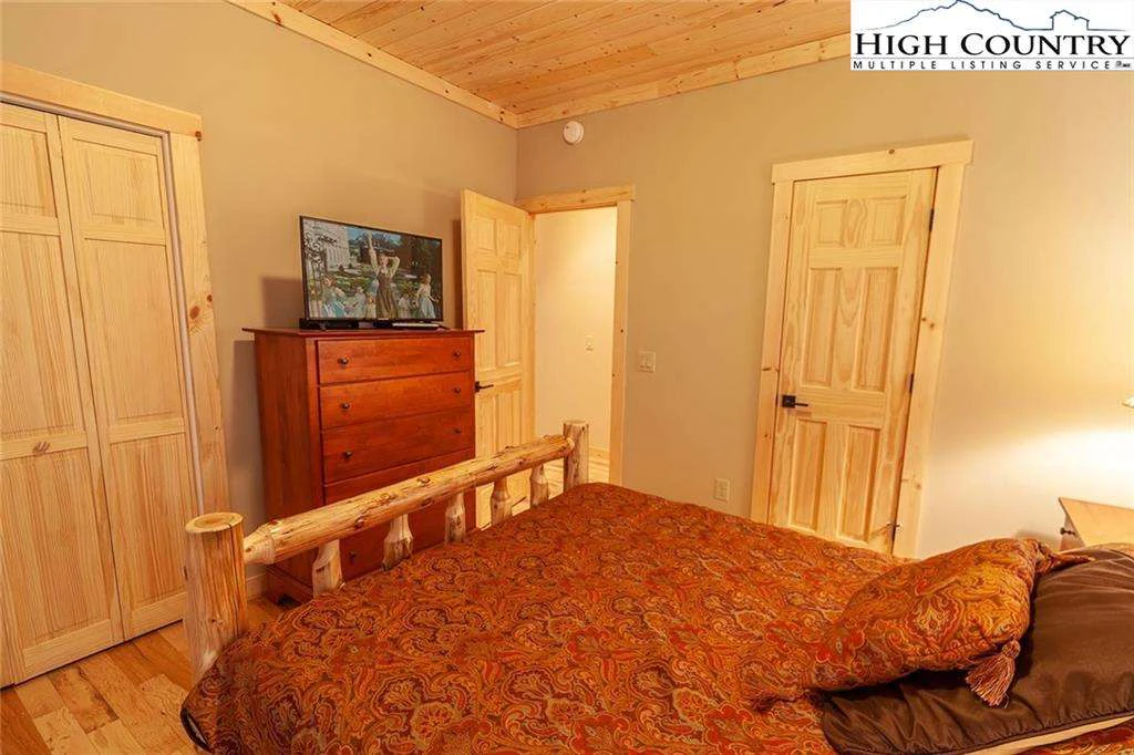 Image number 4 for the current listing