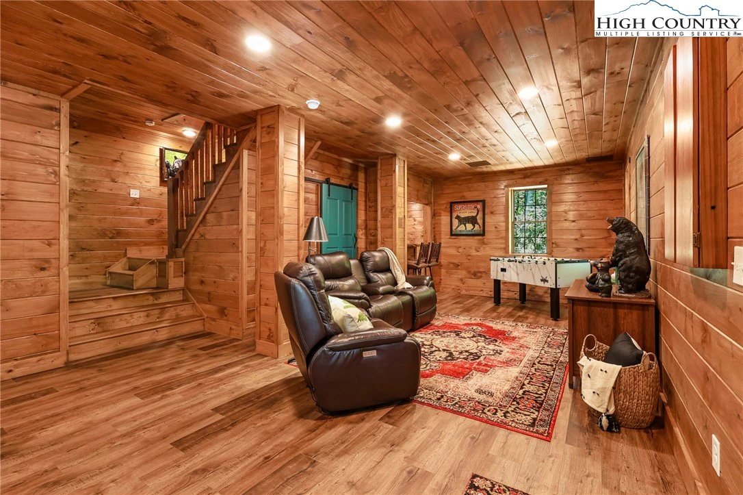Image number 15 for the current listing