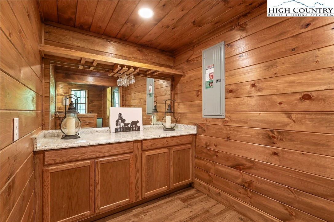 Image number 18 for the current listing