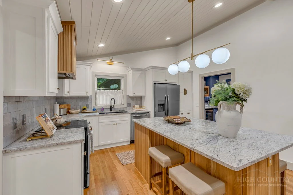 Image number 9 for the current listing