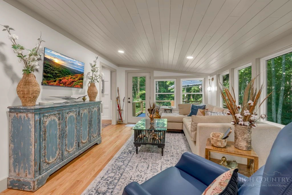 Image number 17 for the current listing