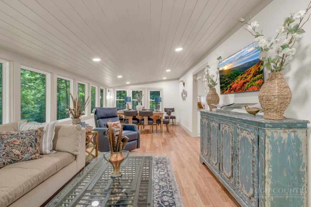 Image number 18 for the current listing