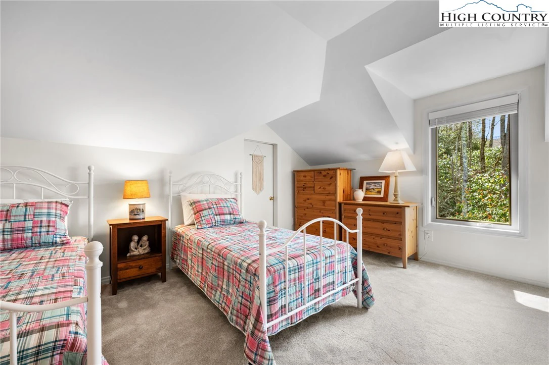 Image number 3 for the current listing