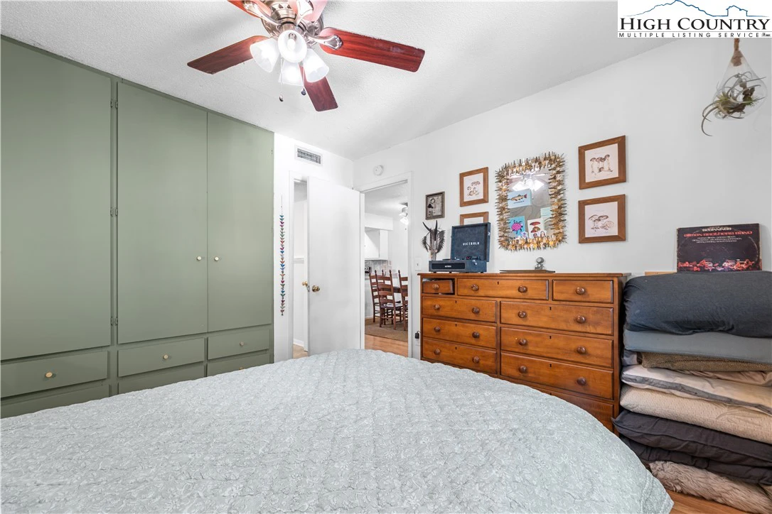 Image number 11 for the current listing