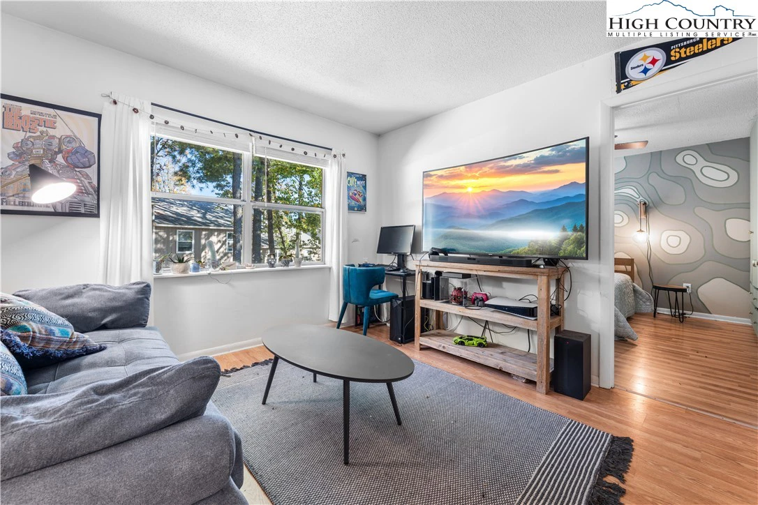 Image number 14 for the current listing