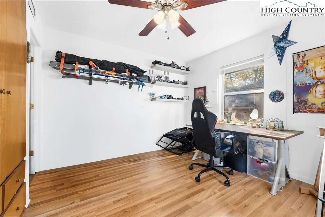 Image number 9 for the current listing