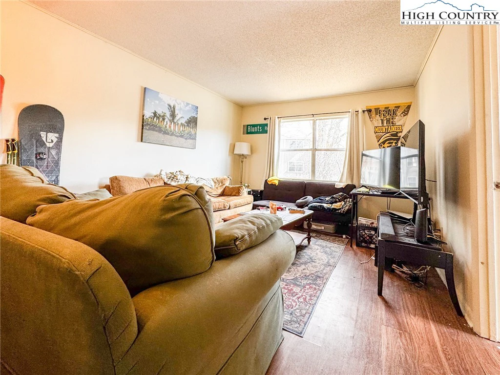 Image number 3 for the current listing