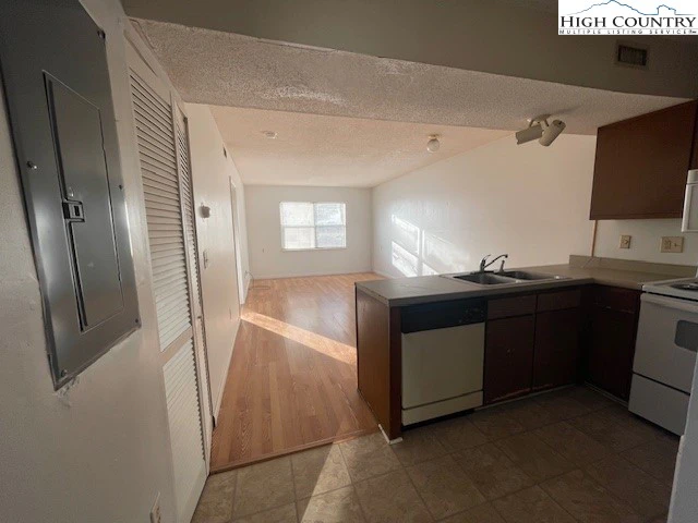 Image number 4 for the current listing