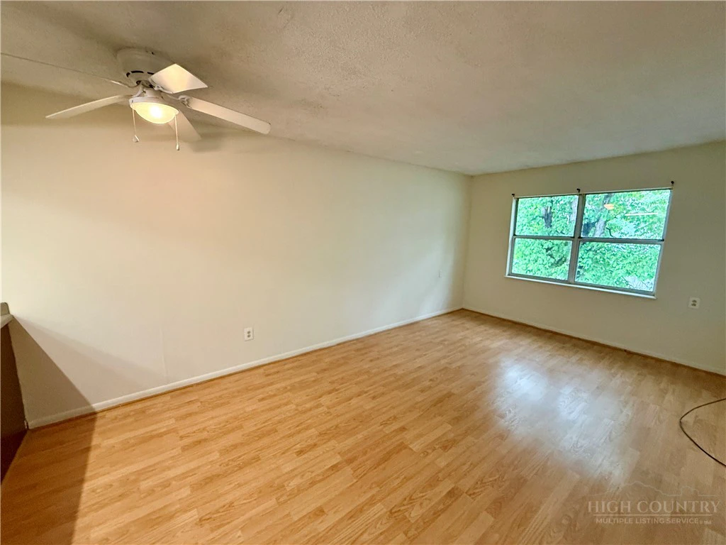 Image number 11 for the current listing