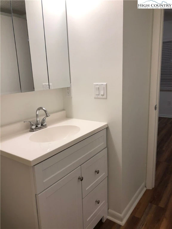 Image number 2 for the current listing