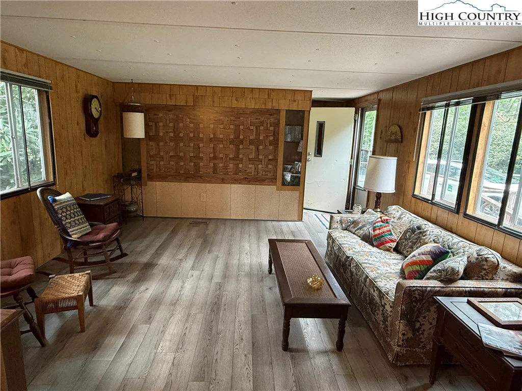 Image number 7 for the current listing
