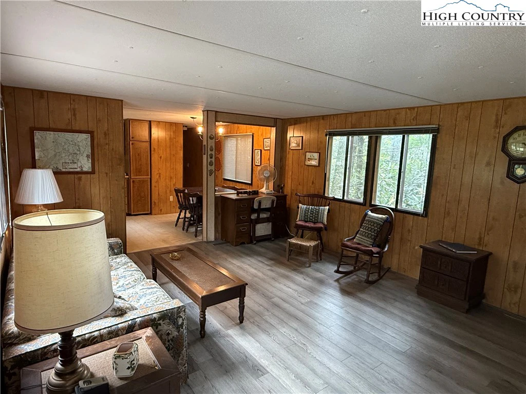Image number 8 for the current listing