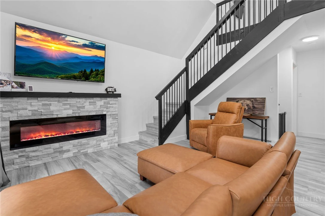 Image number 3 for the current listing