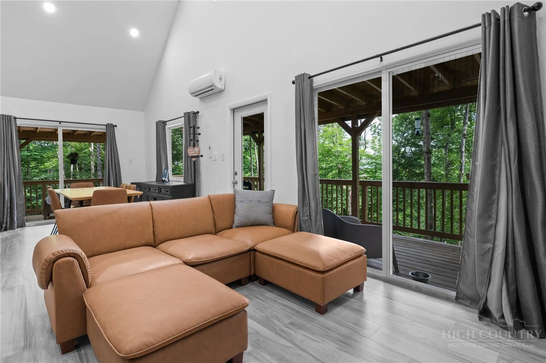 Image number 4 for the current listing