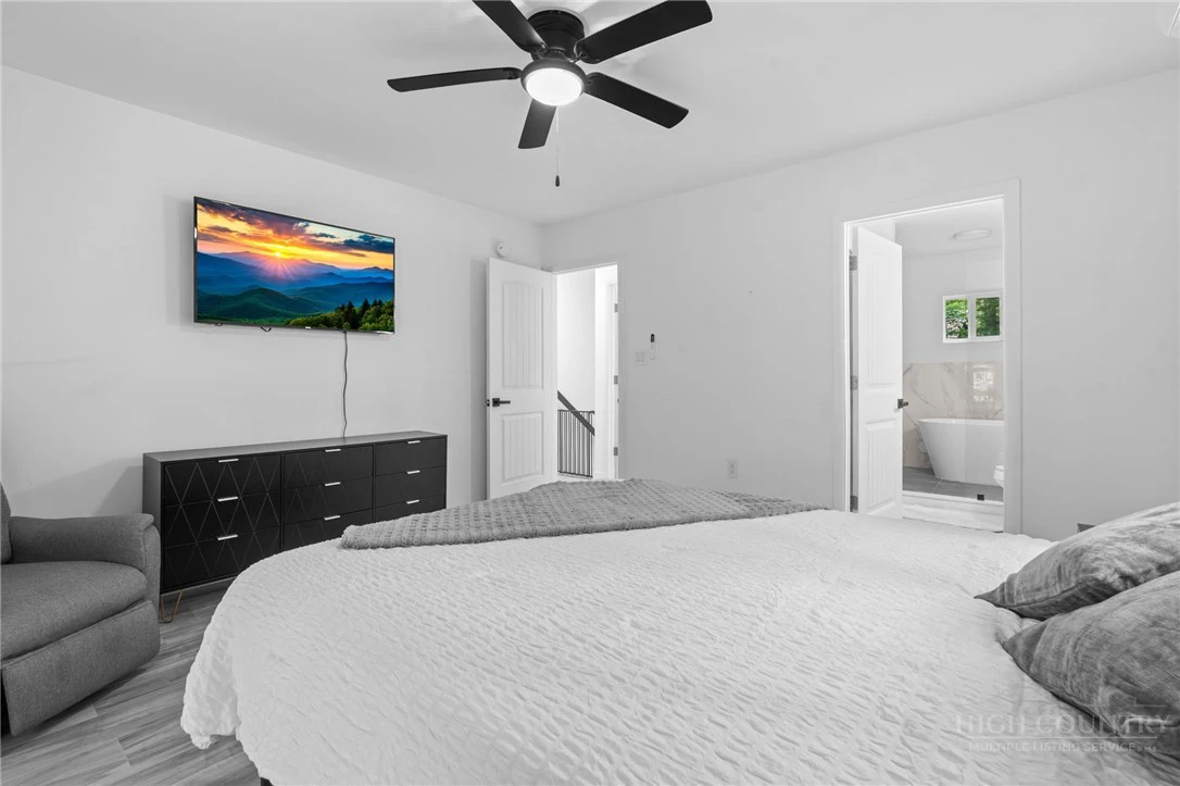 Image number 15 for the current listing